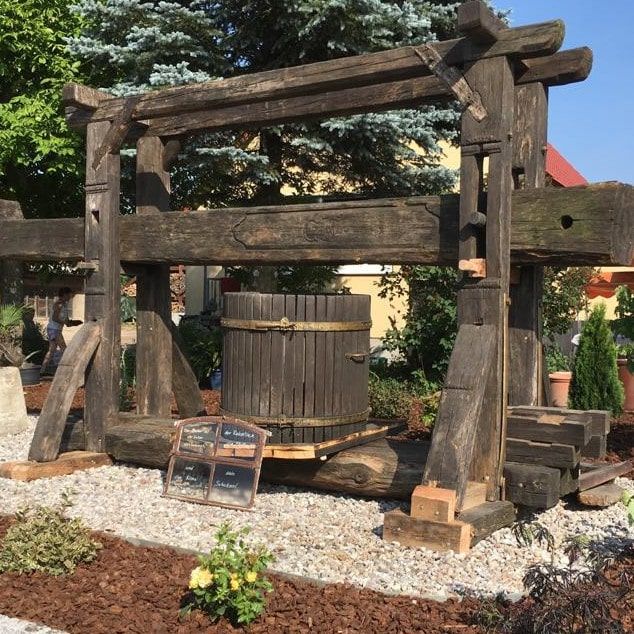 Historische Weinpresse auf dem Hof des Weinguts Patke